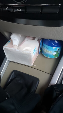 经常买这个，放在车里面的话，又不占地方，并且味道很好。又能使车里面的空气环境各方面都感觉很新鲜。并且味道清淡不刺鼻子。再加上我开通了那个京东会员，每个月会送那个五张免费免运费卷。买京东自营的产品当天又能到货，并且又有那个六元的那个运费券。买这些小产品就非常划算。
