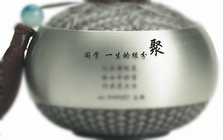 非常好，质量没得说。设计很好。刻字很漂亮，遗憾的是字略微小了点。总体非常不错