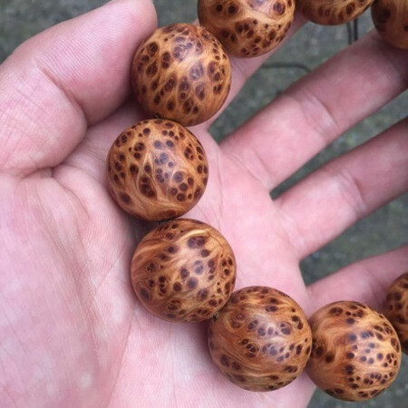 这种东西就是讲求缘分，给大家看下我的宝贝。料子品质非常好，瘤疤非常多，与卖家描述的完全一致，我不会拍，实物感觉更漂亮。感觉我与这佛串有缘！好运！好运！好运！