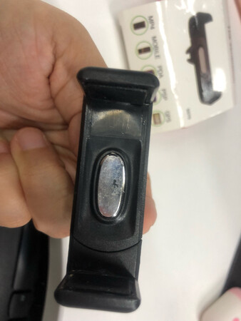 买了就在车上试了试，还不错！只是赠品实在是太次了，就是一个二手的，还是坏了的，看上去很脏，好像还用胶粘过的，自己看图吧，说得好听有赠品，但是收到还不够腻歪人的，这不是糊弄人吗？还不如不送！