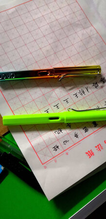 绿色的这支笔与渐变色这支笔同样是0.5。但绿色出水大而多，不甚满意。渐变色这支不错，挺好！