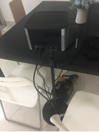 很实用哦，装上去不占位置，美观好看，省了装顶上的费用，还可以前后挪动或者挪到别的位置放置