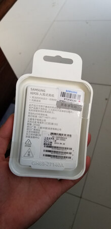 第三次给三星只给三星，明显是换货商品，包装上各种划痕，商品主体上有一块污渍。在我这里三星的配件商把三星的牌子给砸了。购物体验极差。