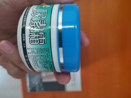 用了几天才来评价的，非常滋润，对鱼鳞皮肤有很大帮助，腿不干也不痒了，送的甘油和尿素霜也很好，尿素霜涂手非常滋润，比护手霜还要好用呢，甘油涂身体，总之很不错的