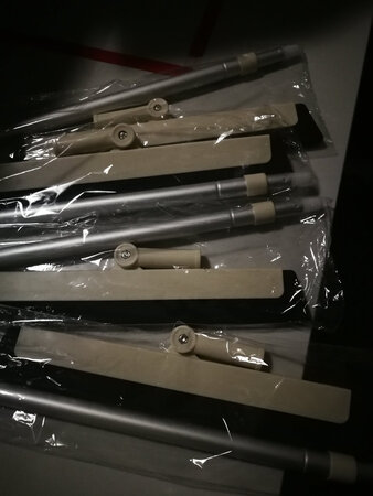 挺轻的，拿着挺省力，刮镜子，刮地都刚刚好的