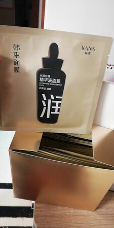 补水效果：可以 
产品质感：全部弄一起不太好打开
使用感受：很滋润
贴合效果：非常好，就是眼睛洞洞有点大