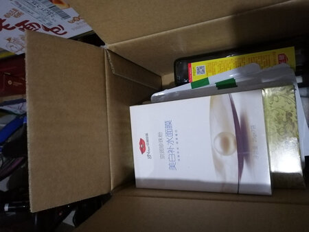 产品质感：打开后水水的，和脸部的贴合度非常好
使用感受：水分很充分，敷个面膜让心情美美哒
适合肤质：各种肤质都适合，很大众
补水效果：晚上用完后，第二天一整天都水嫩水嫩