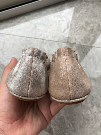 一双鞋，两个颜色，我说是闪光沙和闪光粉混发了，两个颜色是看起来有点像，客服说可能是喷砂不均匀，换货缺货，只能接受退货，大好周末，在家收货，半天再等师傅来拿退货，我的周末是给京东免费打工的？一星是给师傅的，师傅态度不错。