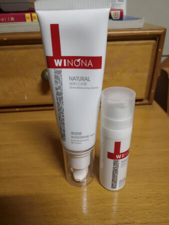 外形外观：看起来高大上
产品质感：很滋润
适合肤质：适合混合型和偏干肤质
遮瑕效果：遮暇效果一般
保湿效果：很保湿