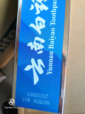以前牙齿有问题用舒适达牙膏，它是白色膏体的，而且膏体很厚不喜欢。这次换云南白药牙膏，这个口味美白冬青薄荷味的，很清爽。味道清淡，刷完牙口气清新。京东的物流不得不说是最快的，根本就不耽误使用，而且送货上门。牙膏包装很好，日期是新的。超喜欢京东购物。