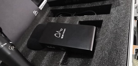 晚上下单  第二天上午到   送货速度没得说，  看过很多款声卡 最终选择了 魅声， 果然没让人失望。  操作简单   效果特棒，