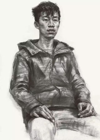 炭笔是绘画和速写的常用工具。有的炭笔带有木炭的赭褐色，米娅的一般为黑色，表面比较粗糙，不反光，比较适合画涩的线条，线条力度感较强，还能皴擦出不同的肌理效果，所以炭笔的的表现力很强。但是炭笔在纸张上的附着力比较强，用橡皮不容易擦掉，不宜修改。由于炭笔表面粗糙，画画时力度掌握不好还容易破坏纸张表面。