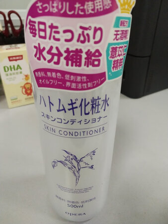 不含酒精，没有香味，装在小喷瓶里，随时补水，挺方便的。补水效果比较好，价格也还不错。