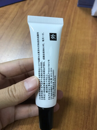 物流很快的哦，买了没有两天就到了！使用了一段时间再来评价的，刚开始没有仔细看说明书，第一次用就一层白白的膜，还以为买到假的了还去找客服！最后才发现就是等结膜后一直停留几个小时，现在还看不出来有没有效果，坚持使用！希望淡化疤痕！