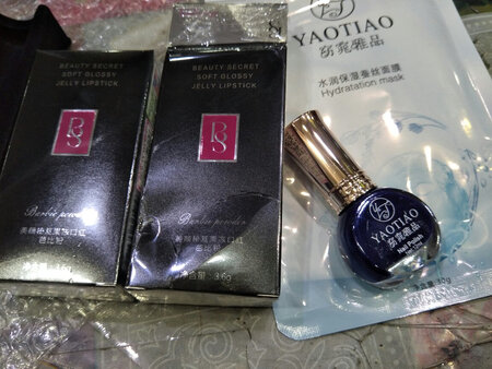 特别喜欢这款果冻口红?，一下购买两只，不脱妆，粉粉嫩嫩衬肤色，谢谢你们赠送的面膜和包包还有指甲油?！再次感谢快递公司的神速，木马！！！