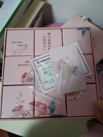 东西不错，送给老婆的生日礼物！虽然好几个耳钉都有了，还是挺开心的