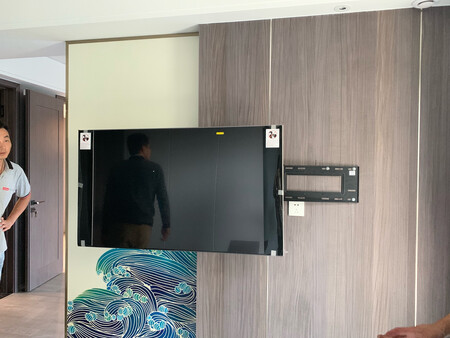 自己买了挂架挂起来了，感觉55有点小了哈哈哈哈，画面很清晰，不错的，售后安装也很及时。