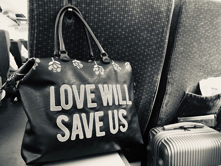 love will save us！太棒了！！从那么多个同类型的选择了这个，因为这句话很符合现在的心态。比图片还好看的包包，实在是太满意了！字体刺绣得很精致，而且容量很大，比书包装得多，就是有点儿重（对于我这个弱女子来说）不过质量真心不错，爱了！