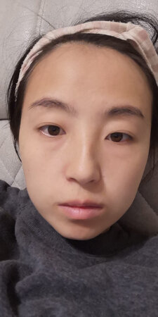 产品质感：糊状的，实话说不稀。
使用感受：脸很干，好像?荧光剂一样，假白！
适合肤质：偏油性
补水效果：很差
贴合效果：很贴
其他特色：立竿见影的白，不是真实的。不建议购买