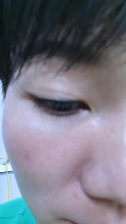 价格不贵，眼皮贴粘的很牢，出汗也不会掉下来，比之前买的好用，关键是很细很透气，个人觉得很好用，推荐购买。