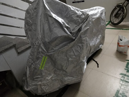 很好的车衣，厚实，双层面料，产品不错，防水防晒防雾霾，很沉，但是也不是太重，恰到好处，用在小车上很开心