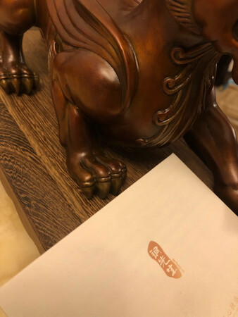 整体还是不错，大小适中，做工精细。配的底座有点low。
