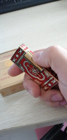 刚刚到手的打火机，一打就着。质感沉甸甸的，做工到位，很满意。