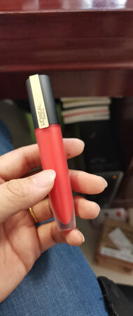 这款119色号，抹上显成熟点，色泽要亮一些，很好用，有我喜欢的香味