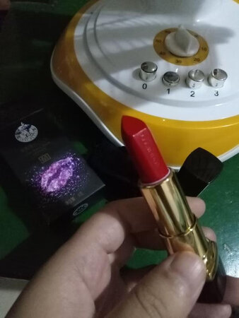 挺不错的 我拍的可以吧这是什么神仙口红，口红算是比较滋润的，涂上还是好看的，发货速度非常快，希望好用吧，在这么深的淘海里能找到自己期待已久的宝贝，吓我一跳，很喜欢。颜色也很特别，喜欢