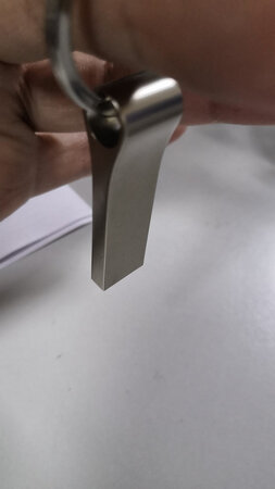这次买的u盘，总体十分满意，外观新颖，全钢材质，小巧方便，容量也不错，价格还美丽，非常喜欢，赞?