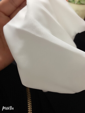 衣服很好～客服态度也不错，衣服特别显瘦～收腰设计可以很好的隐藏大肚子、黑白拼接简单大气～喜欢?