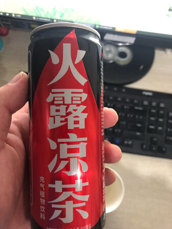 说实话，以前都没有见过这个饮料，你问我为啥买这个，完全是因为?东促销群里有优惠券，也是出于好奇，想知道到底是个什么样的饮料。饮料到后，直接拉环尝了下，就很一般。但是把饮料放冰箱里冷藏了之后就完全不一样了，真**的好喝。