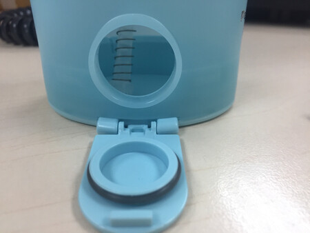 关注这款很久了，收到后就试用了，说说感受：
1. Price：一般为三六九，最便宜应该是三四九，送了一对喷嘴。对比了猫，猫的质保好像没有这里长；
2. 使用感受: 确实可以冲出一些东西，但个人感觉作用没有想象中那么大。一档使用起来没感觉，二档还行；
3. 关于产品设计：作为成熟的工业设计 可以量产的东西，感觉应该可以有更好的结构设计（见图二，总感觉这种设计像小朋友过家家：）希望后续完善.