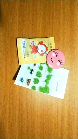 有赠送的小小记事本，图扣，香包。背起来也很舒服，材质的原因会有一些味道，可以试着擦洗一下。买来代替游泳包的，很完美！