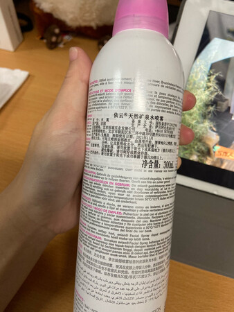 产品质感：磨砂瓶子，摸起来手感很好
适合肤质：喷雾基本不挑肤质吧，都可以拿来喷一喷
产品香味：无色无味的，毕竟是依云矿泉水哈哈哈
使用效果：我是在擦粉底之前用来妆前保湿的，这样就不会干的起皮了，上妆效果会很好更服帖，也比较持久不脱妆
补水效果：基本的喷雾，补水效果正常，毕竟还会用水乳，只是在有需要的时候喷一喷
其他特色：很大一瓶可以用非常久，慢慢用。粉底之前喷一点喷雾效果真的超棒。总要有需要还会再来回购的呀