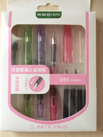 可以用墨囊也可以换吸墨管，还送两支笔尖，书写顺滑流畅。