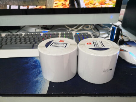 纸张品质：纸质很好，裁剪的相当整齐，好评！
纸张厚度：刚刚好，一般厚吧，不是那种特厚的，挺好的。
过机效果：非常顺溜，不会卡纸，出纸很快。
纸张功能：功能强大啊，各种需要标签的地方都可以用它。
打印效果：和打印机配合的相当默契，打印的很清晰，特小的字会有一些不清，正常的就很好。
其他特色：收到货，看的三大捆，可以用很久了，虽然我浪费了不少。