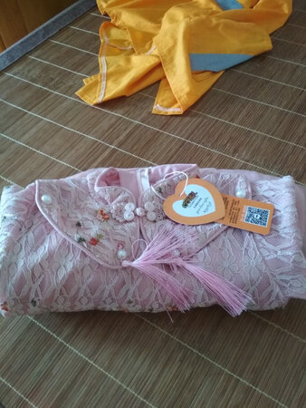 颜色没有图片那么好看，那个包没一个拳头那么大，购买者慎重