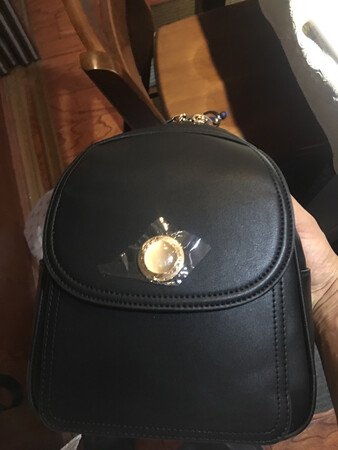 包包外观大小是喜欢的那种类形的，皮质不是喜欢的那种，外层没有拉链是磁扣个人感觉没拉链安全。