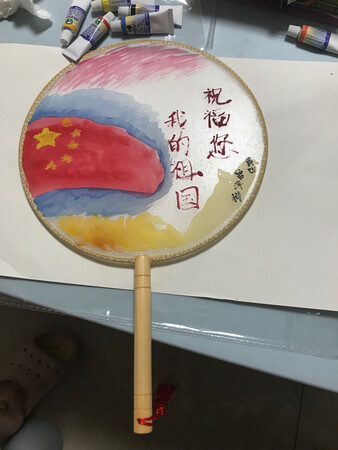 超级赞，多得京东的速度，及时让小屁孩可以交作业到幼儿园。质量很好，颜料画上去不会散开。