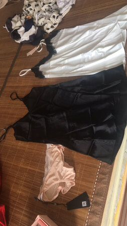 用的是顺丰，满意，速度很快，衣服很漂亮，很性感非常喜欢