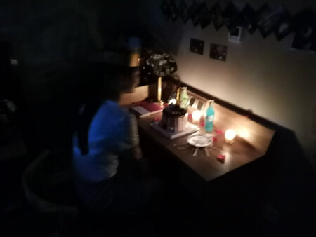 蜡烛味道很好闻，整个包装都很有品质，里边的蜡烛没有异味，没有烟丝，性价比很高，给女朋友过生日用的，哈哈哈，女朋友很喜欢外边的盒子，很有氛围，都很不错，爱女朋友，祝愿以后越来越好，两个人能一辈子，哈哈，愿得一心人，白首不相离！同祝各位，得到爱情！