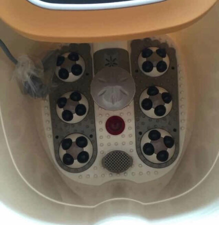 这款皇威的足浴盆，是家里老人钦点的产品，老人喜欢足浴盆足够深，能够泡到小腿，冬天时可以驱寒。按摩模式也很舒服，有多种选择，盆厚实，环保材料，无异味。有断电保护等等，使用比较安心，希望质量好，能长时间使用。