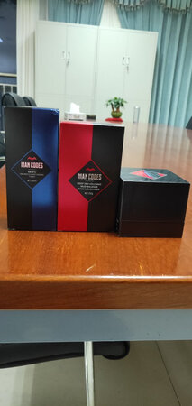 使用感受：在体验， 感觉不错舒服还带观察，面霜香气我很喜欢
产品包装：包装两字   精美
其他特色：了面膜还有几个小型袋装面霜很贴心，值得拥有。
快递很快，产品效果一段时间后追评见，先给个五星好评。