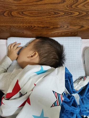 睡眠博士的枕头买了得有五六个了，儿童的成人的，乳胶的、记忆棉的，都很不错。记忆枕觉得用起来更舒适，无味儿，但是夏天孩子睡会闷热，头部容易出汗，不易散热，乳胶的也有此类问题。正好发现出了这款可水洗透气记忆枕，赶紧买来尝试下，活动价格也很给力，喜欢的优点是可水洗，透气，目前还没有水洗，不知道水洗后会不会变形，破碎。还没有到夏天，所以透气性也很难体会，不过枕头真的很柔软，躺在上面很舒服，有柔软的包裹感，孩子很喜欢，成人如果喜欢低矮枕头的也可以用。后面会继续追评。