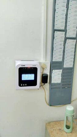 打卡机很快就收到了!感觉质量还是挺好的,试了几遍第一感觉挺好的 。现在这个是免色带的,这样用很方便,不用经常更换色带。操作方面也比之前旧款要好用的多,界面和操作按钮都简单的多,就是上面的按键之前旧款中文,怎么新款就换用英文,这个有点不好,在中国销售应该用回中文,用英文不好,也没觉得提升品牌高大上,反而画蛇添足。其他问题暂时没有,因为打卡钟一直用这个品牌。