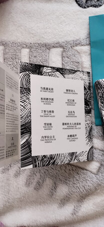 很小，很香，很精致！刚刚试了一款，感觉很棒！感觉留香应该会挺久的，过后再来追评！包装很严密！没有破损，这也是我很满意的地方！