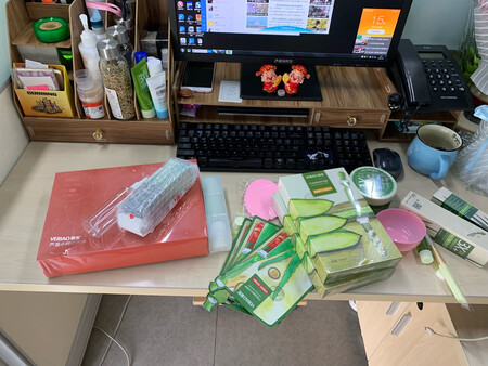 就在实体店用过一次立即爱上了它。特别喜欢。淡淡的香味，不油腻，吸收好。最近超流行的小罐泥。各种品牌的都有，荟宝的超喜欢。特别给力。用段时间就会觉得效果棒棒的。你就会带动身边很多小伙伴。我就有好多小伙伴找我，要一起体验。