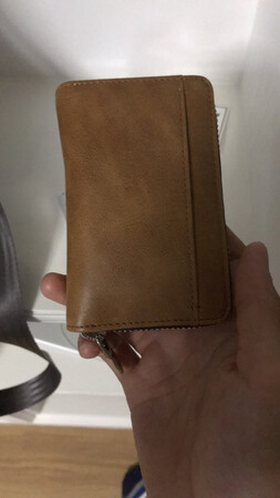 金利来，买过好多东西皮带、钱包等等都一直用这个品牌，买给老爸也是，金利来国内真皮产品里边比较拔剑的，质量做工精细，材料使用完美，设计也比较符合潮流，金利来说是油腻男人才用，90年代暴发户才用，但是性价比写的高，同价位刷国内品牌做工用料还真不一定比得上。所以现在假货9多，商场少折扣，所以来京东自营看看，价格有优惠，比较满意。这款卡包比较少人购买，还不错，装卡装备用零钱方便。不用钱包，因为现在都智能化支付，不带钱啦。