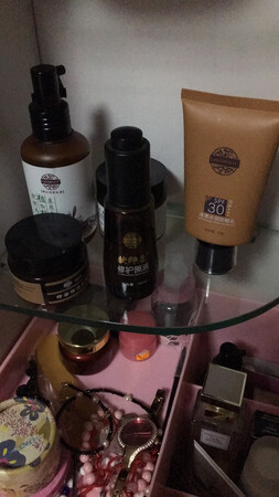 特别好用的去角质层，用完皮肤滑滑的感觉，买了好多他家的产品，是正品可以放心使用！